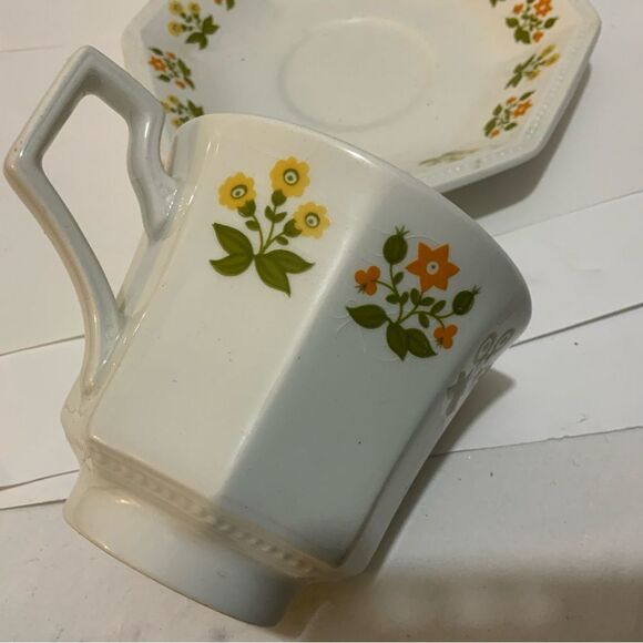 Vintage Johnson Bros. Heritage Posy Cups and Saucers, Set of 4 - Picture 8 of 11